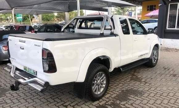 Sayi Na hannu Toyota Hilux White Mota in Maseru a Maseru Sayi Na hannu Toyota Hilux White Mota in Maseru a Maseru