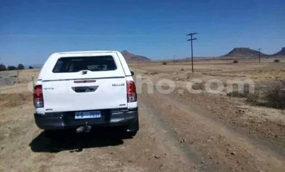 Sayi Na hannu Toyota Hilux White Mota in Mafeteng a Mafeteng Sayi Na hannu Toyota Hilux White Mota in Mafeteng a Mafeteng