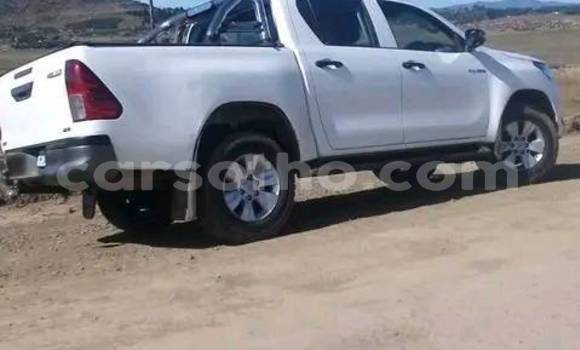 Sayi Na hannu Toyota Hilux White Mota in Mafeteng a Mafeteng Sayi Na hannu Toyota Hilux White Mota in Mafeteng a Mafeteng
