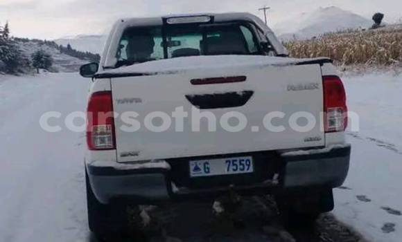 Sayi Na hannu Toyota Hilux White Mota in Mafeteng a Mafeteng Sayi Na hannu Toyota Hilux White Mota in Mafeteng a Mafeteng