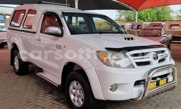 Sayi Na hannu Toyota Hilux White Mota in Maseru a Maseru