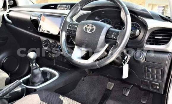 Sayi Na hannu Toyota Hilux Silver Mota in Maseru a Maseru Sayi Na hannu Toyota Hilux Silver Mota in Maseru a Maseru