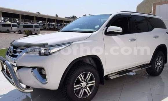 اشتري مستعمل Toyota Fortuner White سيارة في Maseru في Maseru