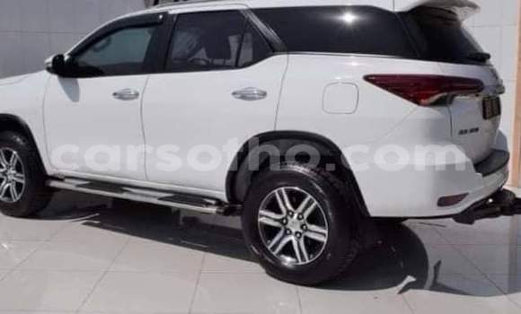 Sayi Na hannu Toyota Fortuner White Mota in Maseru a Maseru Sayi Na hannu Toyota Fortuner White Mota in Maseru a Maseru