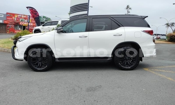 Acheter Occasion Voiture Toyota Fortuner Blanc à Maputsoe, Leribe Acheter Occasion Voiture Toyota Fortuner Blanc à Maputsoe, Leribe