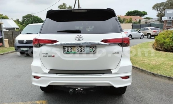 Acheter Occasion Voiture Toyota Fortuner Blanc à Maputsoe, Leribe Acheter Occasion Voiture Toyota Fortuner Blanc à Maputsoe, Leribe