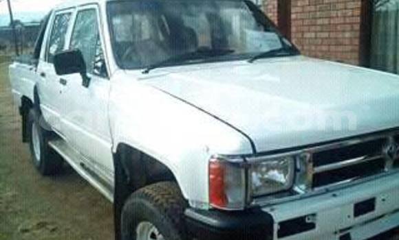 Sayi Na hannu Toyota Hilux White Mota in Maseru a Maseru