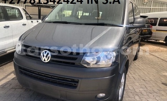 اشتري مستعمل Volkswagen Caravelle Silver سيارة في Maseru في Maseru