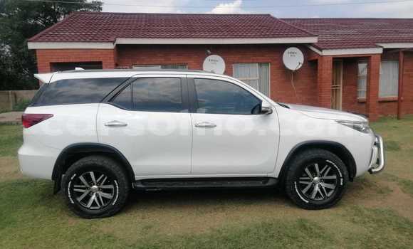 Sayi Na hannu Toyota Fortuner White Mota in Mafeteng a Mafeteng