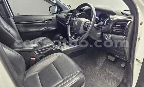 Sayi Na hannu Toyota Hilux White Mota in Maseru a Maseru Sayi Na hannu Toyota Hilux White Mota in Maseru a Maseru
