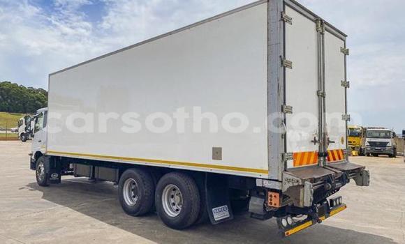 Sayi Na hannu Nissan UD White Babbar mota in Maseru a Maseru Sayi Na hannu Nissan UD White Babbar mota in Maseru a Maseru