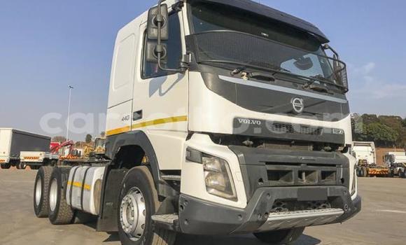 Sayi Na hannu Volvo F4 White Babbar mota in Maseru a Maseru