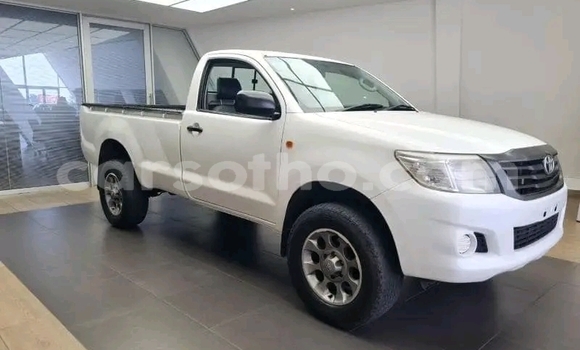 Sayi Na hannu Toyota Hilux White Mota in Maseru a Maseru