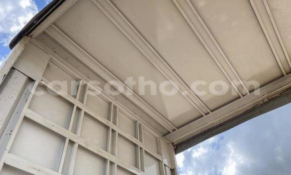 اشتري مستعمل Nissan UD White شاحنة في Maseru في Maseru اشتري مستعمل Nissan UD White شاحنة في Maseru في Maseru