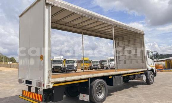 اشتري مستعمل Nissan UD White شاحنة في Maseru في Maseru اشتري مستعمل Nissan UD White شاحنة في Maseru في Maseru