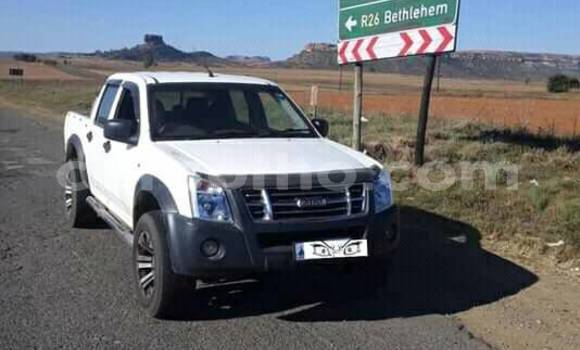 اشتري مستعمل Isuzu D-max Hi-Lander 2 dr White سيارة في Hlotse في Leribe