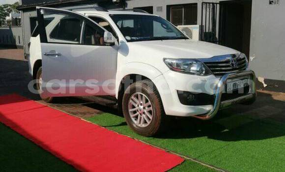 Sayi Na hannu Toyota Fortuner White Mota in Mafeteng a Mafeteng Sayi Na hannu Toyota Fortuner White Mota in Mafeteng a Mafeteng