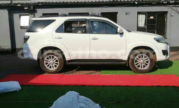 Sayi Na hannu Toyota Fortuner White Mota in Mafeteng a Mafeteng Sayi Na hannu Toyota Fortuner White Mota in Mafeteng a Mafeteng