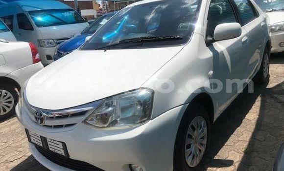اشتري مستعمل Toyota Etios White سيارة في Maseru في Maseru