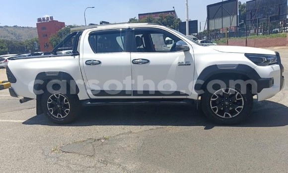 Sayi Na hannu Toyota Hilux White Mota in Maseru a Maseru Sayi Na hannu Toyota Hilux White Mota in Maseru a Maseru