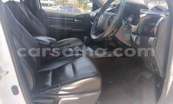 Sayi Na hannu Toyota Hilux White Mota in Maseru a Maseru Sayi Na hannu Toyota Hilux White Mota in Maseru a Maseru