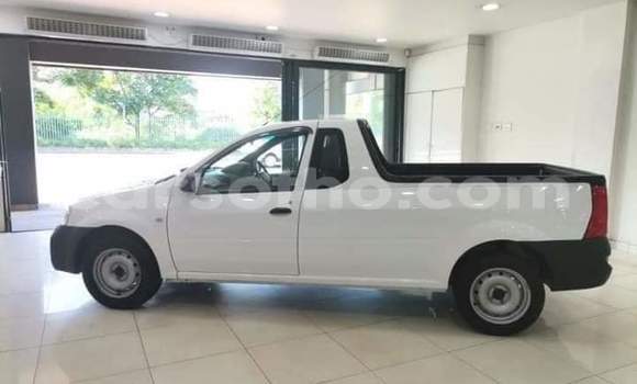 Sayi Na hannu Nissan NP 300 White Mota in Maseru a Maseru Sayi Na hannu Nissan NP 300 White Mota in Maseru a Maseru