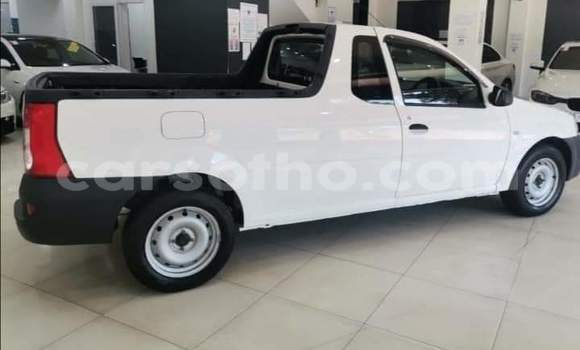Sayi Na hannu Nissan NP 300 White Mota in Maseru a Maseru Sayi Na hannu Nissan NP 300 White Mota in Maseru a Maseru