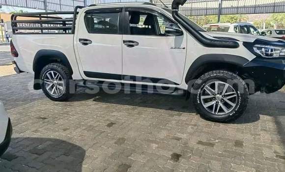 Sayi Na hannu Toyota Hilux White Mota in Maseru a Maseru Sayi Na hannu Toyota Hilux White Mota in Maseru a Maseru