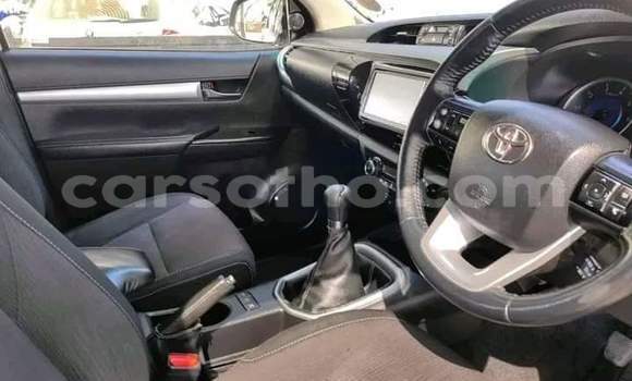 Sayi Na hannu Toyota Hilux White Mota in Maseru a Maseru Sayi Na hannu Toyota Hilux White Mota in Maseru a Maseru