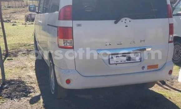 Sayi Na hannu Toyota Noah White Mota in Maseru a Maseru