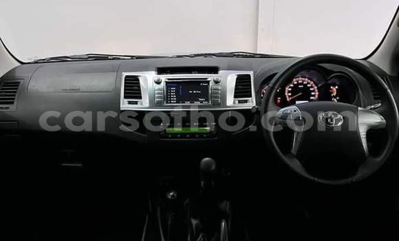 Sayi Na hannu Toyota Hilux Silver Mota in Maseru a Maseru Sayi Na hannu Toyota Hilux Silver Mota in Maseru a Maseru