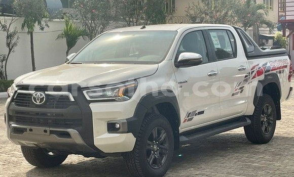 Sayi Na hannu Toyota Hilux White Mota in Maseru a Maseru