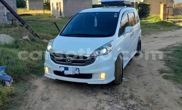 Sayi Na hannu Honda Stepwgn White Mota in Import - Dubai a Maseru Sayi Na hannu Honda Stepwgn White Mota in Import - Dubai a Maseru