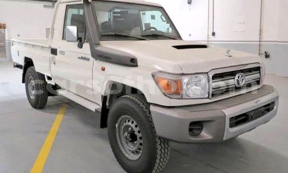 اشتري مستعمل Toyota Land Cruiser White سيارة في Maseru في Maseru