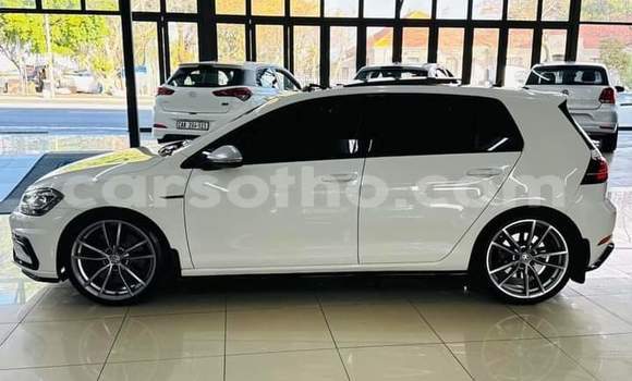 Sayi Na hannu Volkswagen Golf R White Mota in Maseru a Maseru Sayi Na hannu Volkswagen Golf R White Mota in Maseru a Maseru