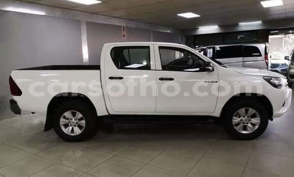 Sayi Na hannu Toyota Hilux White Mota in Maseru a Maseru Sayi Na hannu Toyota Hilux White Mota in Maseru a Maseru