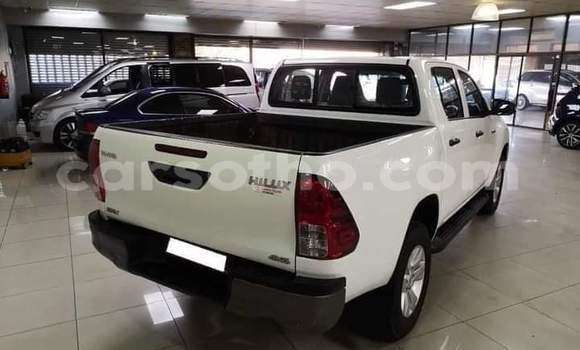 Sayi Na hannu Toyota Hilux White Mota in Maseru a Maseru Sayi Na hannu Toyota Hilux White Mota in Maseru a Maseru