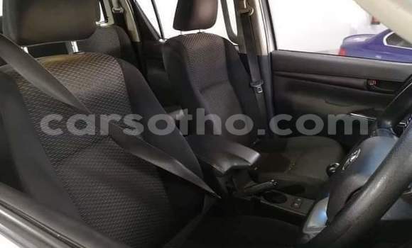 Sayi Na hannu Toyota Hilux White Mota in Maseru a Maseru Sayi Na hannu Toyota Hilux White Mota in Maseru a Maseru