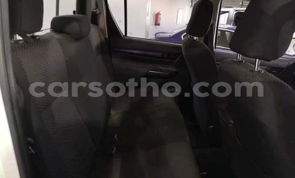 Sayi Na hannu Toyota Hilux White Mota in Maseru a Maseru Sayi Na hannu Toyota Hilux White Mota in Maseru a Maseru