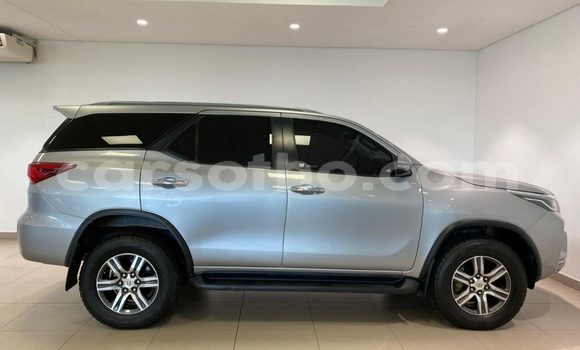 Sayi Na hannu Toyota Fortuner Silver Mota in Mafeteng a Mafeteng Sayi Na hannu Toyota Fortuner Silver Mota in Mafeteng a Mafeteng