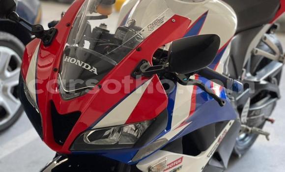 اشتري مستعمل Honda CBR White دراجة نارية في Butha Buthe في Butha-Buthe