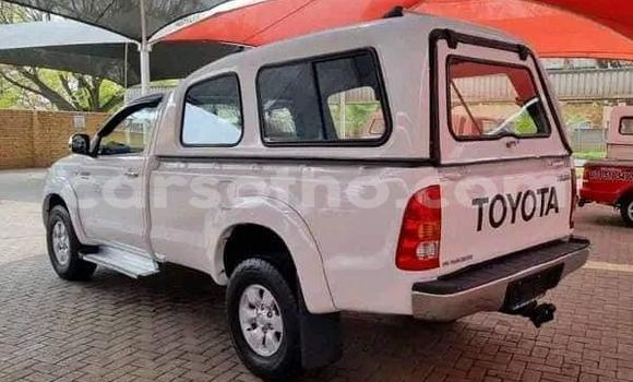 Sayi Na hannu Toyota Hilux White Mota in Maseru a Maseru Sayi Na hannu Toyota Hilux White Mota in Maseru a Maseru