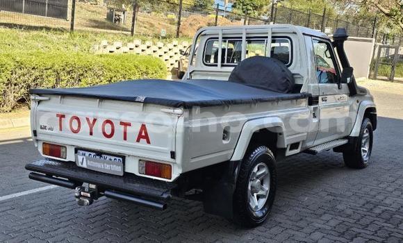 Buy Used Toyota Land Cruiser White Car in Maseru in Maseru Buy Used Toyota Land Cruiser White Car in Maseru in Maseru
