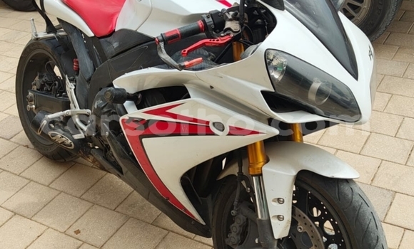 Sayi Na hannu Yamaha R1 White Motsi in Maseru a Maseru