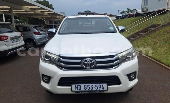 Sayi Na hannu Toyota Hilux White Mota in Maseru a Maseru