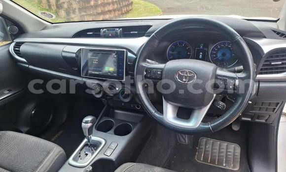 Sayi Na hannu Toyota Hilux White Mota in Maseru a Maseru Sayi Na hannu Toyota Hilux White Mota in Maseru a Maseru