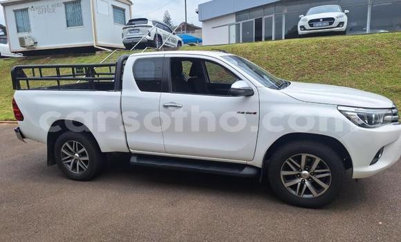 Sayi Na hannu Toyota Hilux White Mota in Maseru a Maseru Sayi Na hannu Toyota Hilux White Mota in Maseru a Maseru
