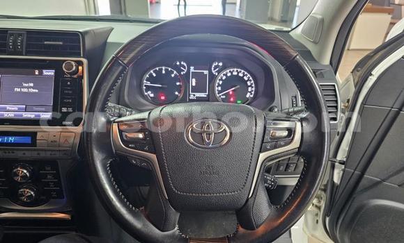 Sayi Na hannu Toyota Land Cruiser Prado White Mota in Maseru a Maseru Sayi Na hannu Toyota Land Cruiser Prado White Mota in Maseru a Maseru