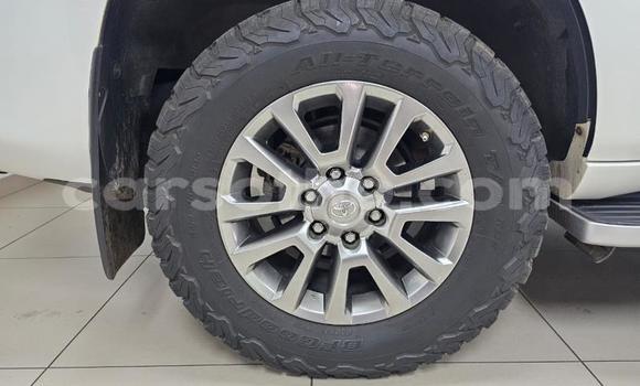 Sayi Na hannu Toyota Land Cruiser Prado White Mota in Maseru a Maseru Sayi Na hannu Toyota Land Cruiser Prado White Mota in Maseru a Maseru