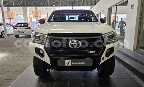 Sayi Na hannu Toyota Hilux White Mota in Maseru a Maseru